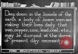 Image les premiers soins la sécurité dans les mines United States USA, 1921, de la seconde 42 séquences d'archives historiques vidéo 65675069081