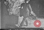Image mine travailleur rescue United States USA, 1921, de la seconde 29 séquences d'archives historiques vidéo 65675069082