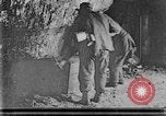 Image mine travailleur rescue United States USA, 1921, de la seconde 31 séquences d'archives historiques vidéo 65675069082