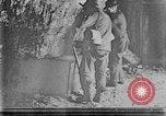 Image mine travailleur rescue United States USA, 1921, de la seconde 32 séquences d'archives historiques vidéo 65675069082