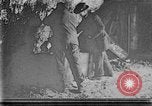 Image mine travailleur rescue United States USA, 1921, de la seconde 34 séquences d'archives historiques vidéo 65675069082