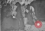 Image mine travailleur rescue United States USA, 1921, de la seconde 41 séquences d'archives historiques vidéo 65675069082