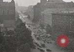 Immagine di Lavorare e giocare in Washington DC durante la Grande Depressione Washington DC USA, 1936, secondo 12 filmato di repertorio 65675069104