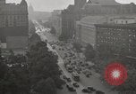 Immagine di Lavorare e giocare in Washington DC durante la Grande Depressione Washington DC USA, 1936, secondo 14 filmato di repertorio 65675069104