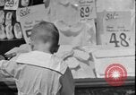 Immagine di Gli amanti dello shopping a Washington DC nel 1930s Washington DC USA, 1936, secondo 19 filmato di repertorio 65675069105