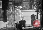 Immagine di Gli amanti dello shopping a Washington DC nel 1930s Washington DC USA, 1936, secondo 23 filmato di repertorio 65675069105
