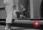 Immagine di Gli amanti dello shopping a Washington DC nel 1930s Washington DC USA, 1936, secondo 61 filmato di repertorio 65675069105