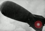 Standbild barrage Balloons North Carolina United States USA, 1941, aus Sekunde 26 historischem Filmmaterial Videoclip 65675069168