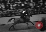 Standbild National Horse Show New York United States USA, 1937, aus Sekunde 60 historischem Filmmaterial Videoclip 65675069214