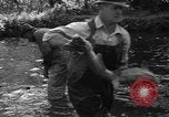 Standbild Lachs Tanner Creek Oregon USA, 1937, aus Sekunde 24 historischem Filmmaterial Videoclip 65675069215