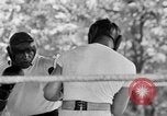 Standbild Joe Louis schießen und Boxen Pompton Lakes New Jersey USA, 1938, aus Sekunde 25 historischem Filmmaterial Videoclip 65675069238