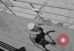 Standbild Olympischen Taucher Los Angeles California USA, 1938, aus Sekunde 17 historischem Filmmaterial Videoclip 65675069239