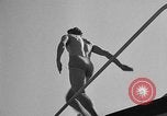 Standbild Olympischen Taucher Los Angeles California USA, 1938, aus Sekunde 22 historischem Filmmaterial Videoclip 65675069239