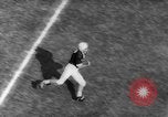 Standbild American Football Match United States USA, 1961, aus Sekunde 23 historischem Filmmaterial Videoclip 65675069259