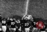 Standbild American Football Match United States USA, 1961, aus Sekunde 26 historischem Filmmaterial Videoclip 65675069259
