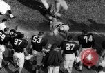 Standbild American Football Match United States USA, 1961, aus Sekunde 27 historischem Filmmaterial Videoclip 65675069259