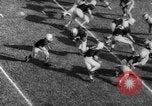 Standbild American Football Match United States USA, 1961, aus Sekunde 29 historischem Filmmaterial Videoclip 65675069259