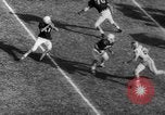 Standbild American Football Match United States USA, 1961, aus Sekunde 30 historischem Filmmaterial Videoclip 65675069259