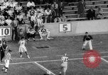 Standbild American Football Match United States USA, 1961, aus Sekunde 45 historischem Filmmaterial Videoclip 65675069259