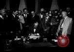 Image Harry S Truman signes Housing Act Washington DC USA, 1949, de la seconde 4 séquences d'archives historiques vidéo 65675069315