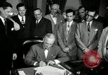 Image Harry S Truman signes Housing Act Washington DC USA, 1949, de la seconde 5 séquences d'archives historiques vidéo 65675069315