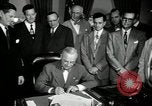 Image Harry S Truman signes Housing Act Washington DC USA, 1949, de la seconde 6 séquences d'archives historiques vidéo 65675069315