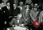 Image Harry S Truman signes Housing Act Washington DC USA, 1949, de la seconde 7 séquences d'archives historiques vidéo 65675069315