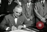 Image Harry S Truman signes Housing Act Washington DC USA, 1949, de la seconde 17 séquences d'archives historiques vidéo 65675069315