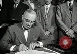 Image Harry S Truman signes Housing Act Washington DC USA, 1949, de la seconde 18 séquences d'archives historiques vidéo 65675069315