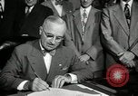 Image Harry S Truman signes Housing Act Washington DC USA, 1949, de la seconde 19 séquences d'archives historiques vidéo 65675069315