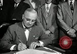 Image Harry S Truman signes Housing Act Washington DC USA, 1949, de la seconde 20 séquences d'archives historiques vidéo 65675069315