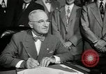 Image Harry S Truman signes Housing Act Washington DC USA, 1949, de la seconde 26 séquences d'archives historiques vidéo 65675069315