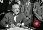 Image Harry S Truman signes Housing Act Washington DC USA, 1949, de la seconde 27 séquences d'archives historiques vidéo 65675069315