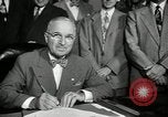Image Harry S Truman signes Housing Act Washington DC USA, 1949, de la seconde 28 séquences d'archives historiques vidéo 65675069315