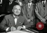 Image Harry S Truman signes Housing Act Washington DC USA, 1949, de la seconde 29 séquences d'archives historiques vidéo 65675069315