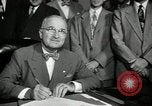 Image Harry S Truman signes Housing Act Washington DC USA, 1949, de la seconde 30 séquences d'archives historiques vidéo 65675069315