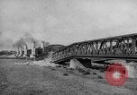 Standbild Deutsche Truppen reparieren Brücke Polen, 1939, aus Sekunde 12 historischem Filmmaterial Videoclip 65675069323