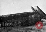 Standbild Deutsche Truppen reparieren Brücke Polen, 1939, aus Sekunde 18 historischem Filmmaterial Videoclip 65675069323