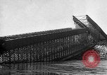 Standbild Deutsche Truppen reparieren Brücke Polen, 1939, aus Sekunde 19 historischem Filmmaterial Videoclip 65675069323
