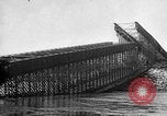 Standbild Deutsche Truppen reparieren Brücke Polen, 1939, aus Sekunde 20 historischem Filmmaterial Videoclip 65675069323
