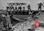 Standbild Deutsche Truppen reparieren Brücke Polen, 1939, aus Sekunde 29 historischem Filmmaterial Videoclip 65675069323