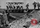 Standbild Deutsche Truppen reparieren Brücke Polen, 1939, aus Sekunde 30 historischem Filmmaterial Videoclip 65675069323