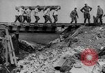 Standbild Deutsche Truppen reparieren Brücke Polen, 1939, aus Sekunde 31 historischem Filmmaterial Videoclip 65675069323