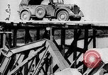 Standbild Deutsche Truppen reparieren Brücke Polen, 1939, aus Sekunde 58 historischem Filmmaterial Videoclip 65675069323