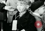 Standbild deutsche Kinder Deutschland, 1954, aus Sekunde 12 historischem Filmmaterial Videoclip 65675069355