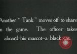 Standbild Crew trägt britischer Mark I Tank Frankreich, 1916, aus Sekunde 7 historischem Filmmaterial Videoclip 65675069363