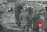 Standbild Crew trägt britischer Mark I Tank Frankreich, 1916, aus Sekunde 8 historischem Filmmaterial Videoclip 65675069363