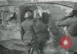 Standbild Crew trägt britischer Mark I Tank Frankreich, 1916, aus Sekunde 9 historischem Filmmaterial Videoclip 65675069363