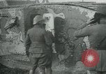 Standbild Crew trägt britischer Mark I Tank Frankreich, 1916, aus Sekunde 10 historischem Filmmaterial Videoclip 65675069363