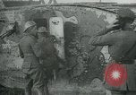 Standbild Crew trägt britischer Mark I Tank Frankreich, 1916, aus Sekunde 11 historischem Filmmaterial Videoclip 65675069363